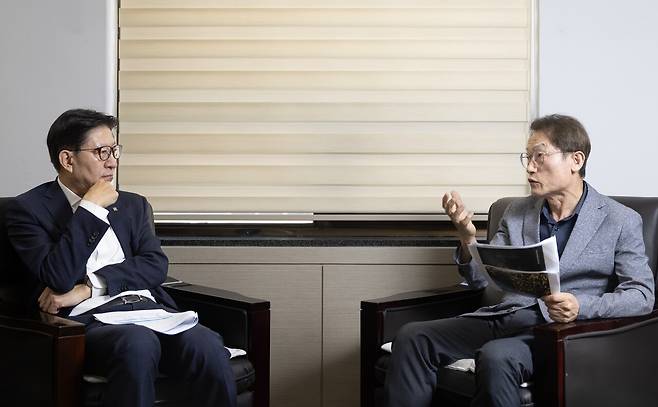 월간중앙 특별대담에 참석한 박형준 부산시장과 조희연 전 서울시교육감. 6월 12일 서울 여의도에서 만나 12·3 비상계엄에서 6·3 조기 대선까지 벌어진 일련의 정치적 과정을 돌아보고 우리 시대의 문제들을 진단했다. 김정훈 기자