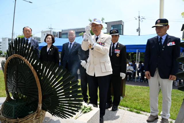 ▲ 제22회 6.25 참전 전몰학도의용군 추념식이 19일 6.25 참전학도병기념탑 앞에서 거행된 가운데 박영택 6.25 참전유공자회 강원도지부장 및 도보훈단체장들이 헌화를 하고 있다.  김정호 기자