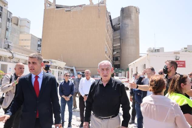 ▲ 미사일 피격 피해 현장을 찾은 이스라엘 총리 [연합뉴스]&nbsp;