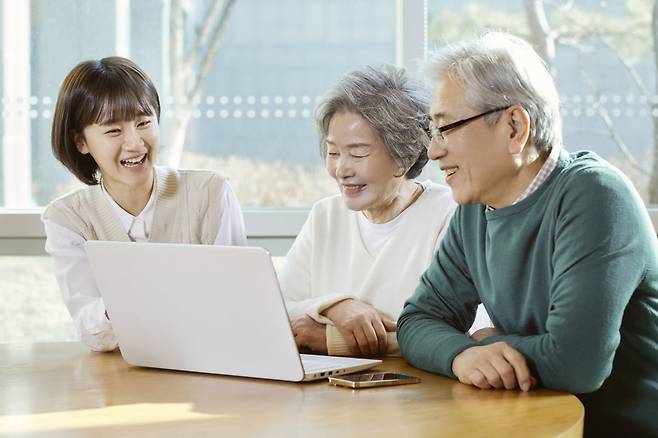 충남 천안의 남서울대가 전국 최초로 시니어 기숙형 대학인 '남서울대 UBRC'를 추진한다. 한 은퇴자 부부가 대학과 연계한 순환 거주 프로그램 설명을 듣고 있다. 남서울대 제공