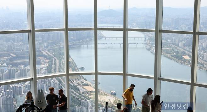 서울 잠실 롯데월드타워 전망대 서울스카이에서 바라본 도심 주택가 모습. 사진=김범준 기자