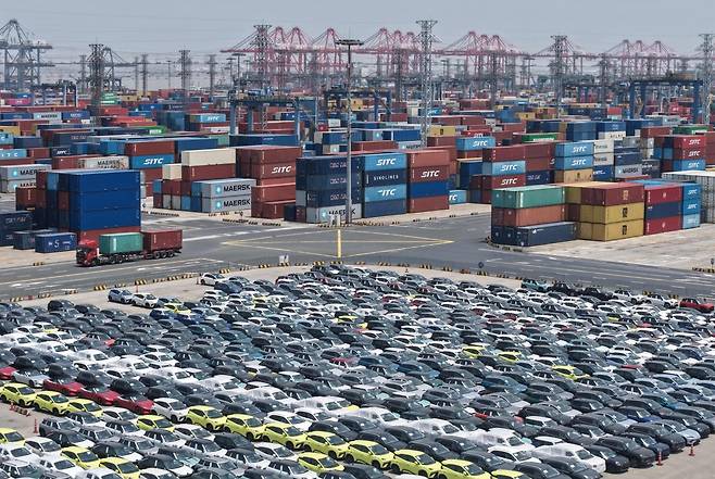 지난 11일 중국 상하이 항구에서 자동차와 컨테이너가 선박에 실리기 전의 모습 .사진=AFP(연합뉴스)