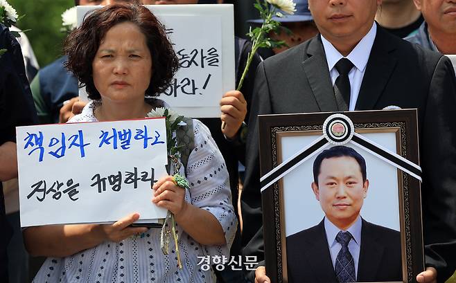 ‘태안화력 김충현 비정규직 노동자 사망사고 대책위원회’소속 노동자들 과 유족이 3일 충남 태안군 한국서부발전 본사 앞에서 진상규명을 요구하며 입장발표 기자회견을 하고 있다. 서성일 선임기자