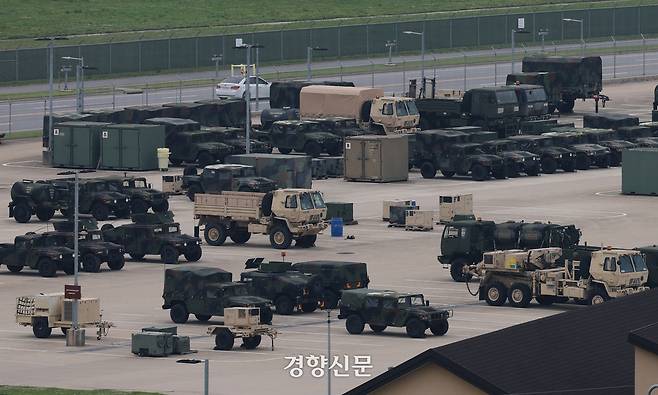 미국 언론이 미 정부가 주한미군 감축을 검토하고 있다고 보도한 지난달 23일 경기 평택시 주한미군기지 캠프 험프리스에 헬기와 차량 등이 서 있다. 반면 국방부는 “논의된 바 전혀 없다”며 선을 그었다. 정효진 기자