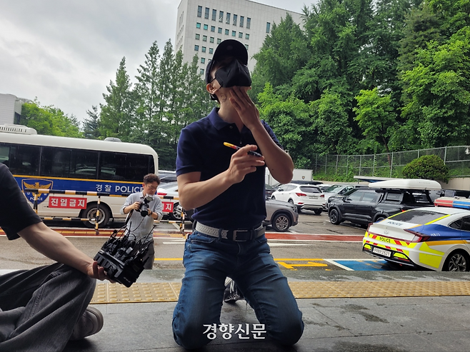 ‘의대생 교제살인’ 피해자의 아버지가 20일 서울 서초경찰서에 사체손괴 혐의로 고소장을 제출하고 기자회견을 열어 사체훼손 과정을 설명하고 있다. 백민정 기자