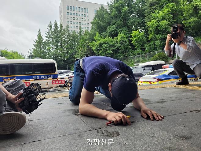 ‘의대생 교제살인’ 피해자 아버지가 20일 서울 서초경찰서에 사체손괴 혐의로 고소장을 제출하고 기자회견을 열어 사체훼손 과정을 재연하고 있다.