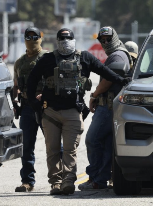 19일(현지시간) 미국 캘리포니아주 로스앤젤레스에 있는 LA다저스의 다저스타디움 앞에서 이민 단속 요원들이 목격됐다. 이날 다저스는 이들의 출입을 막았다. 스콧 위너 민주당 상원의원 SNS 갈무리.