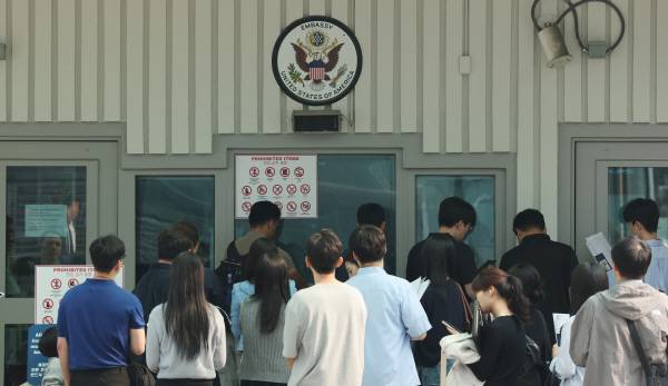 서울 종로구 주한 미국대사관 앞에서 미국 비자를 발급받으려는 사람들이 줄을 서 있는 모습. 연합뉴스