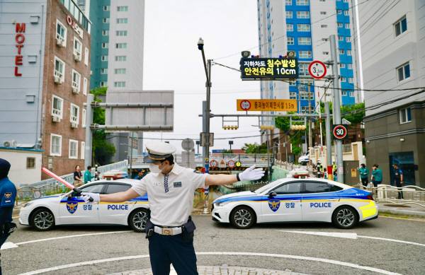 부산경찰청이 20일 동구 초량제2지하차도에서 집중호우 대비 합동훈련을 실시하고 있다. 부산경찰청 제공