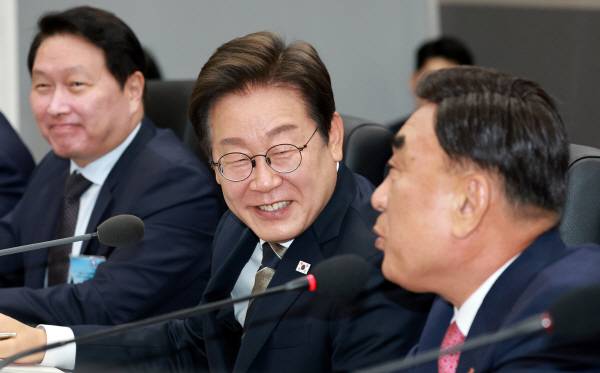 이재명 대통령이 20일 울산전시컨벤션센터에서 열린 인공지능(AI) 글로벌 협력 기업 간담회에서 김두겸 울산광역시장의 발언을 듣고 있다. 대통령실통신사진기자단