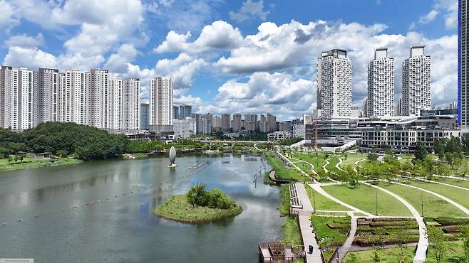 High-rise apartment buildings surround Dongtan Lake Park, an artificial lake in the planned new residential town of Dongtan, located in the city of Hwaseong, Gyeonggi Province. (Courtesy of Hwaseong City)