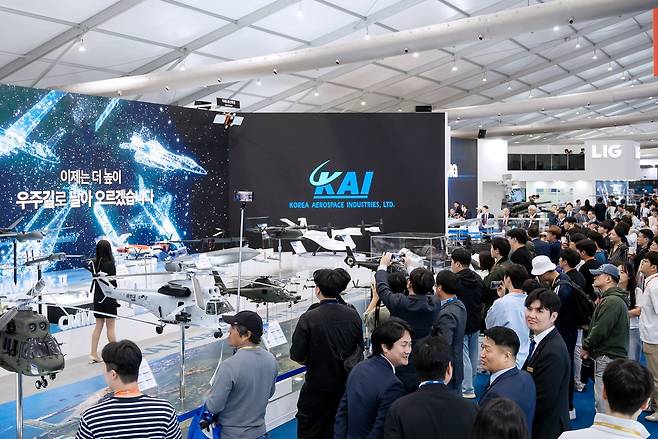 Visitors look around the exhibition booth of Korea Aerospace Industries at the Korea Army International Defense Industry Exhibition 2024 at the Gyeryongdae military headquarters in October 2024. (Organizers of KADEX)
