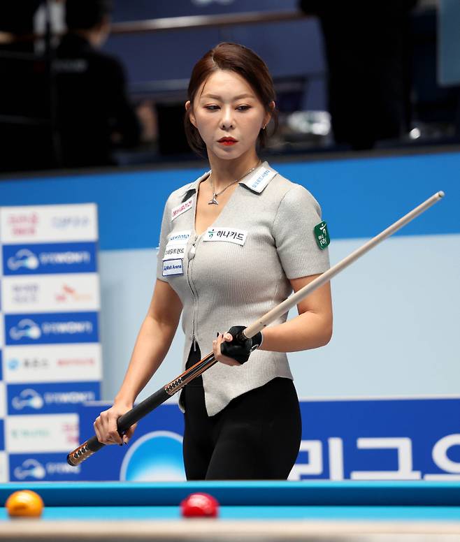 ‘당구 여제’ 김가영(하나카드)이 고전 끝에 서한솔(우리금융캐피탈)을 제압하고 8강에 올랐다. PBA 제공