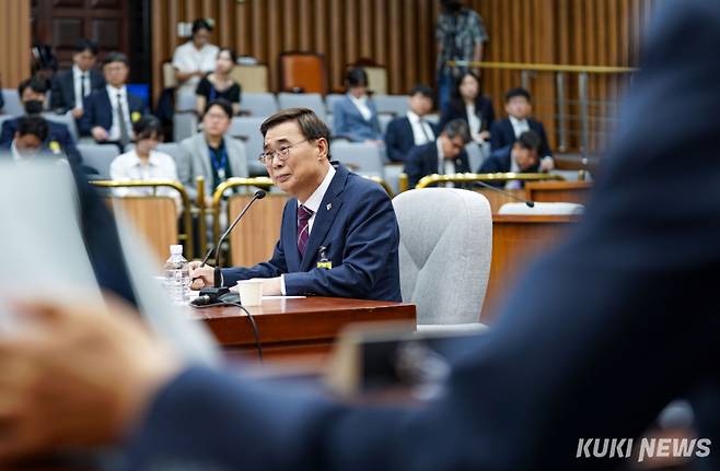 이종석 국가정보원장 후보자가 19일 서울 여의도 국회 정보위원회에서 열린 인사청문회에 출석해 위원들의 질의에 답하고 있다. 유희태 기자