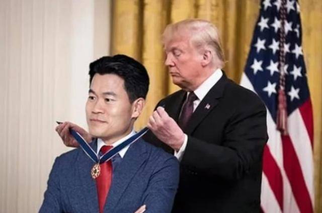 한국사 강사 출신 전한길씨가 도널드 트럼프 미국 대통령으로부터 자유훈장을 받았다는 내용의 글과 함께 올라온 이미지. 이 이미지는 합성 사진으로 밝혀졌다. 페이스북 캡처