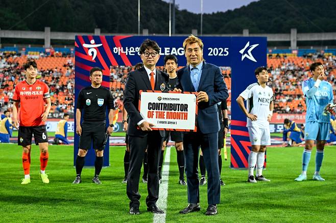 이현용(왼쪽) 팀장과 김병지 대표. 강원FC 제공