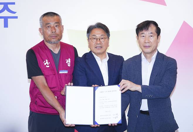 광주 시내버스 노사가 파업 13일 만에 임단협에 극적 합의했다.&nbsp;왼쪽부터 박상복 광주지역버스노동조합 위원장, 강기정 광주광역시장, 임동춘 광주버스운송사업조합 이사장. /광주시
