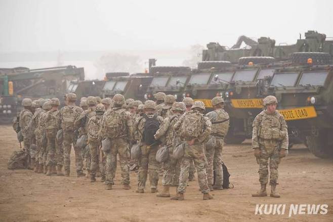 미군이 지난 2022년 경기도 여주시 남한강 일대에서 열린 ‘기동사단의 작전대비태세 유지 및 연합·합동작전 수행 능력 향상을 위한 한미연합 제병협동 도하 훈련’에서 훈련준비를 하고 있다. 쿠키뉴스 자료사진