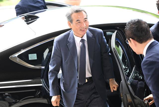 김건희 여사 의혹 수사를 맡은 민중기 특별검사가 19일 경기도 정부과천청사에 도착해 차에서 내리고 있다. 민 특검은 이날 김석우 법무부 장관 직무대행과 오동운 고위공직자범죄수사처장과 면담했다. 최현규 기자