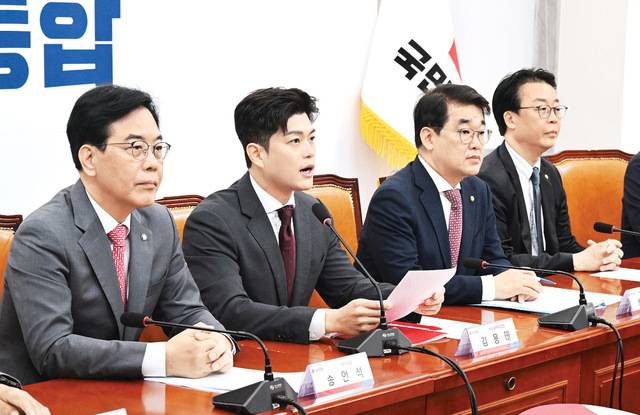 김용태(왼쪽 두 번째) 국민의힘 비상대책위원장이 19일 국회에서 열린 ‘비리백화점 이재명 정부 인사청문회 대책회의’에서 발언하고 있다. 김 위원장은 당 혁신 관련 토론회에서 “변화는 선택이 아니라 생존의 조건”이라고 말했다. 이병주 기자