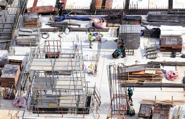 건설 경기 부진으로 지난 1분기 국내 건설공사 실적이 전년 동기 대비 21.2% 줄었다. 대한건설정책연구원에 따르면 20% 이상의 급격한 감소율은 외환위기 때인 1993년 3분기(24.2% 감소) 이후 처음이다. 19일 서울 성북구 한 아파트 건설 현장이 한산한 모습이다. 연합뉴스