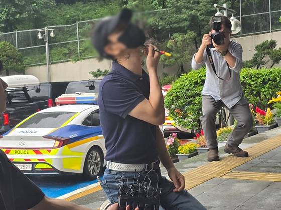 서울 강남역 의대생 살인 사건의 피해자 아버지 A씨가 20일 서울 서초경찰서 앞에서 기자회견을 열고 사건을 재연하고 있다. 연합뉴스