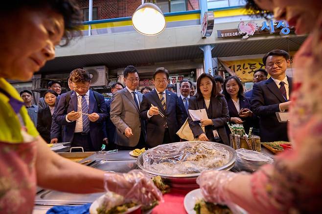 이재명 대통령이 20일 울산 울주군 언양알프스시장을 방문하고 있다. 대통령실 제공