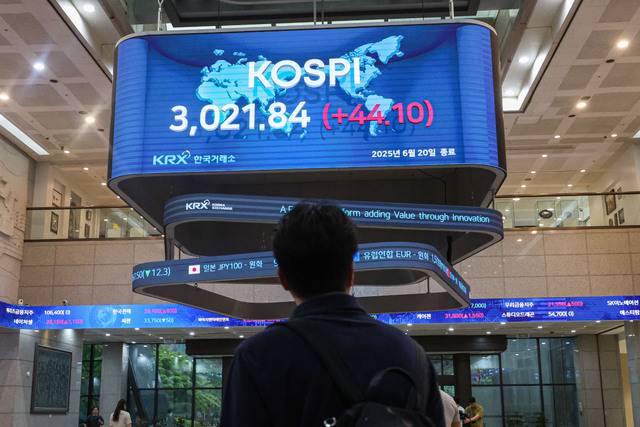 한 남성이 20일 서울 여의도 한국거래소 로비의 대형 스크린에 표시된 ‘코스피 3021.84’라는 문구를 유심히 쳐다보고 있다. 이날 코스피는 2021년 12월 28일 이후 3년6개월여 만에 3000선을 돌파했다. 이달 들어 코스피 상승률은 10.2%로 주요 20개국(G20) 국가 중 1위다. 뉴시스