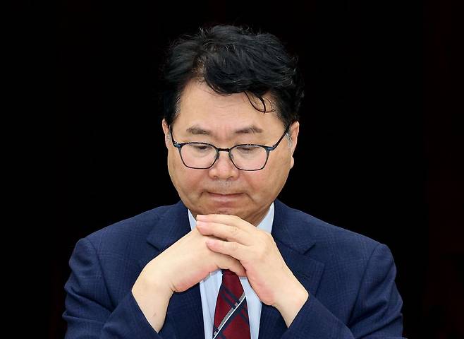 국정기획위원회 이한주 위원장이 19일 정부세종컨벤션센터에서 열린 사회1분과의 고용노동부 업무보고에서 잠시 생각에 잠겨 있다. 연합뉴스