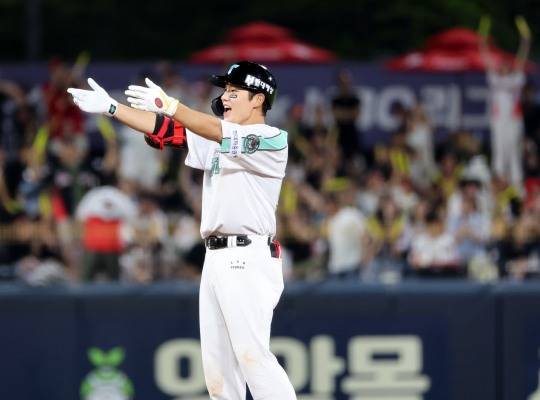 2루타 친 오선우. 사진[연합뉴스]