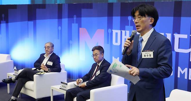 19일 서울 여의도 한국거래소 KRX홍보관에서 열린 ‘2025 매경 자본시장 대토론회’에서 송수영 중앙대 교수가 불공정거래 규제 개선방안을 주제로 발언하고 있다. [이승환 기자]