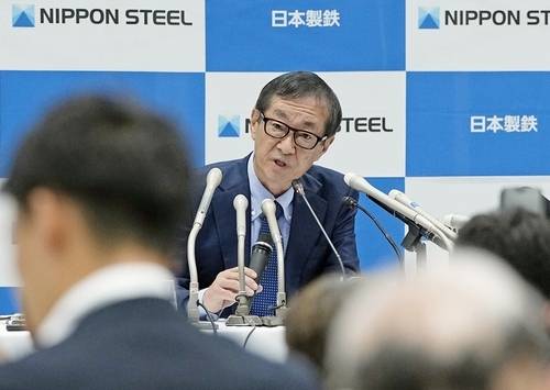 하시모토 에이지 일본제철 회장이 19일 도쿄에서 기자회견을 열고 US스틸 인수 완료에 대한 소감 등을 밝히고 있다. [교도 = 연합뉴스]