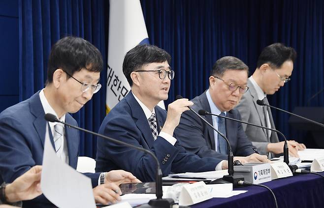 임기근 기획재정부 2차관(왼쪽에서 2번째)이 20일 오전 정부서울청사에서 열린 ‘2024년도 경영평가 결과 발표 브리핑’에서 주요내용을 발표하고 있다. <사진제공=기획재정부>