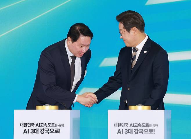 이재명 대통령이 20일 울산전시컨벤션센터에서 열린 울산 인공지능(AI) 데이터 센터 출범식에서 기념 세리머니에 참여해 최태원 SK그룹 회장과 악수하고 있다.  [사진 출처 = 연합뉴스]