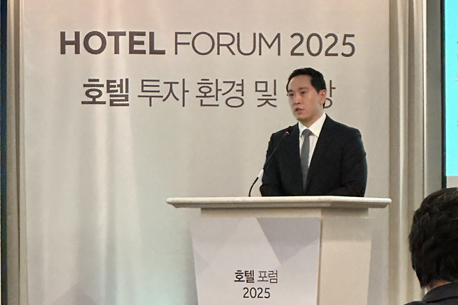 기조 발표를 맡은 존스랑라살(JLL) 코리아의 호텔팀 김민준 이사 / 사진=권효정 여행+ 기자