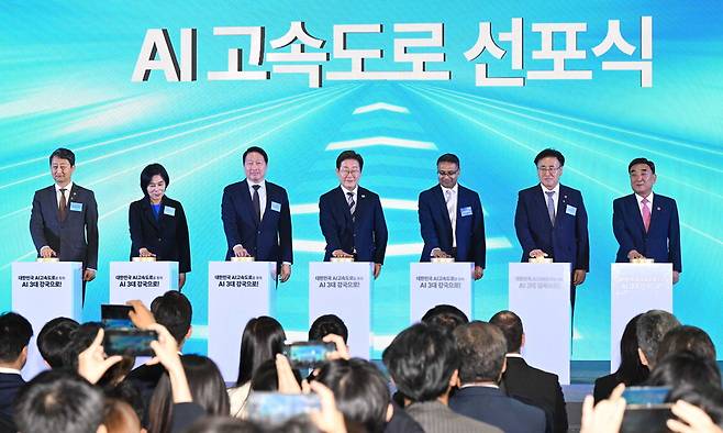 이재명 대통령이 20일 울산전시컨벤션센터에서 열린 '대한민국 AI 고속도로, 울산 AI 데이터센터 출범식'에서 참석자들과 기념촬영을 하고 있다. 왼쪽부터 안덕근 산업통상자원부 장관, 최민희 국회 과학기술정보방송통신위원장, 최태원 SK그룹 회장, 이 대통령, 프라사드 칼리아나라만 아마존웹서비스 인프라 총괄, 유상임 과학기술정보통신부 장관, 김두겸 울산시장.  김호영 기자