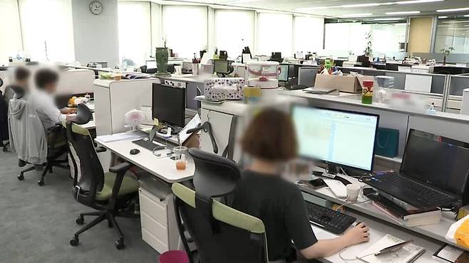 직장인들이 업무를 보고 있다. 사진과 기사는 관련 없음. [사진 = 연합뉴스]