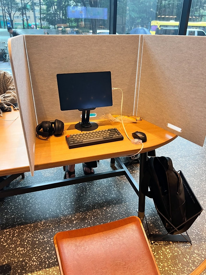 카페 매장 내의 단체 테이블 좌석에 가림막과 태블릿 PC, 키보드와 헤드셋을 놓고 장시간 자리를 비운 모습 [사진 출처 = 스레드 캡처]