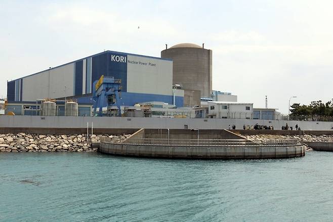 부산 기장군 장안읍 고리원자력발전소 내 고리1호기와 해안방벽 모습. [사진 = 연합뉴스]