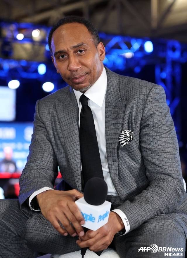 스미스는 최근 ‘퍼스트 테이크’에서 “그 일에 대해 더 말할 건 없다. 난 르브론을 좋아하지 않는다. 그 역시 나를 좋아하지 않는다”라며 “르브론은 자신의 아들 뒤에 숨었다. 내가 마치 그의 아들을 공격한 것처럼 아무 일도 아닌 걸로 문제를 만들었다. 난 그런 의도가 없었다. 진짜 문제는 우리가 서로를 싫어한다는 것이다. 그걸 핑계 삼아 나를 만난 것이다”라고 불만을 드러냈다. 사진=AFPBBNews=News1