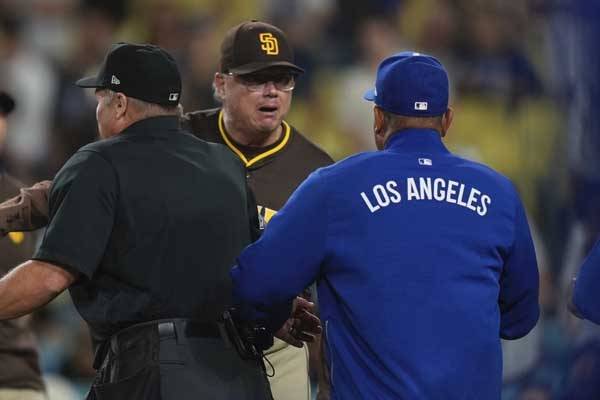 마이크 쉴트 샌디에이고 감독과 데이브 로버츠 다저스 감독이 언쟁을 벌이고 있다. 사진= AP= 연합뉴스 제공