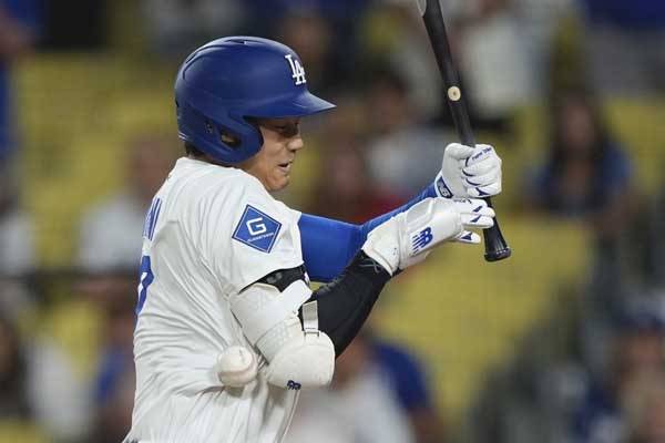 오타니가 9회 사구를 맞고 있다. 사진= MK스포츠 DB