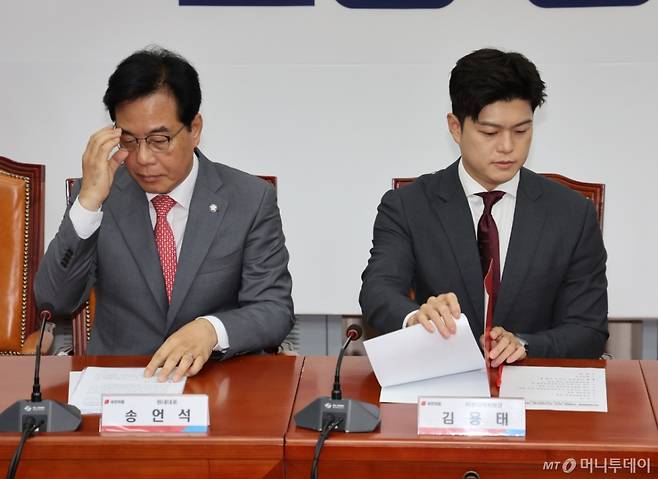 [서울=뉴시스] 김명년 기자 = 김용태(오른쪽) 국민의힘 비상대책위원장과 송언석 원내대표가 19일 오전 서울 여의도 국회에서 열린 '비리백화점 이재명 정부 인사청문회 대책회의'에 참석해 있다. 2025.06.19. kmn@newsis.com /사진=김명년