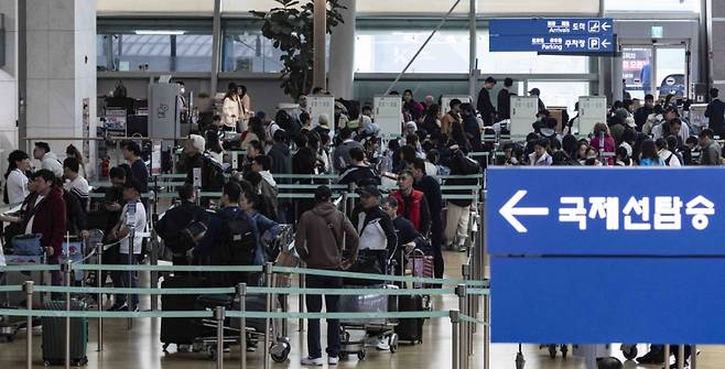 [인천공항=뉴시스] 김근수 기자 = 17일 인천국제공항 제1여객터미널 출국장이 여행객들로 붐비고 있다.  인천국제공항공사는 올해 인천공항 1분기 여객은 1860만명, 운항은 10만5817회로 집계됐다. 이는 2019년 1분기 대비 각각 3.9%, 6.3% 증가했다. 특히 중국 노선 여객은 지난해 11월 한시적 비자 면제 조치에 힘입어 전년 대비 24.1%가 증가(214만명→266만명)했다. 2025.04.17. ks@newsis.com /사진=김근수