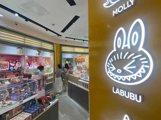 중국 베이징 시내 봉황성 갤러리아 쇼핑몰 내 팝마트 매장. 19일 찾은 매장엔 라부부 제품은 모두 품절되고 벽면에 라부부 캐릭터만 만날 수 있다. 최근 인기를 실감하는지 환하게 웃고 있는 라부부. /사진=우경희 기자