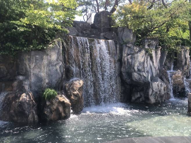 서울시 보라매공원 내 폭포. /사진=서울시