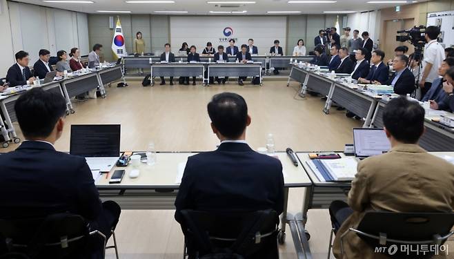 홍창남 국정기획위원회 사회2분과위원장이 20일 오전 경기 과천시 정부과천청사 방송통신위원회(방통위)에서 열린 국정기획위원회 방통위 업무보고에서 모두 발언을 하고 있다./사진=뉴스1