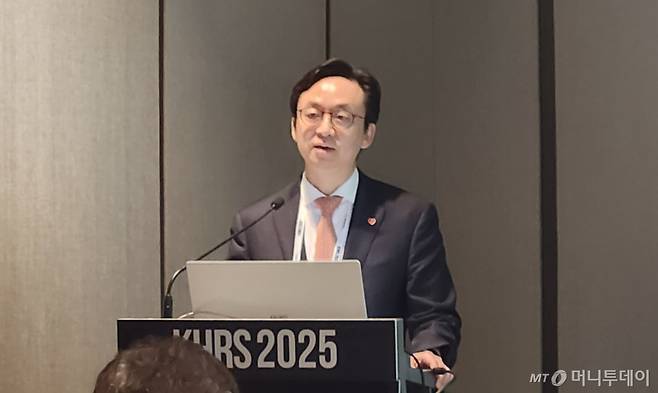 최의근 대한부정맥학회 학술이사(서울의대 순환기내과)가 20일 그랜드 워커힐 서울에서 개최된 '제17회 대한부정맥학회 정기국제학술대회 2025'에서 발표하고 있다./사진= 박미주 기자