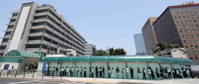 지난 5일 오전 서울 종로구 주한 미국대사관 앞에서 시민들이 미국 비자심사를 받기 위해 길게 줄 서 있다. 도널드 트럼프 미국 대통령은 하버드대 유학·연수하려는 외국인에 대한 비자 발급을 전면 중단하는 내용의 행정명령에 서명했다. / 사진=뉴시스