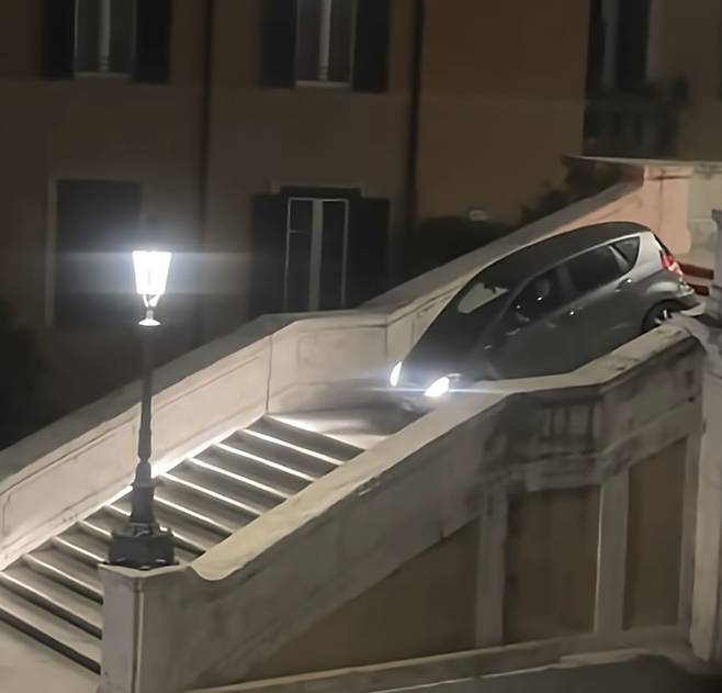 이탈리아 로마 관광 명소인 '스페인 계단' 위로 차량을 몬 80대 운전자가 현지 경찰에 붙잡혔다. /사진=유튜브 갈무리